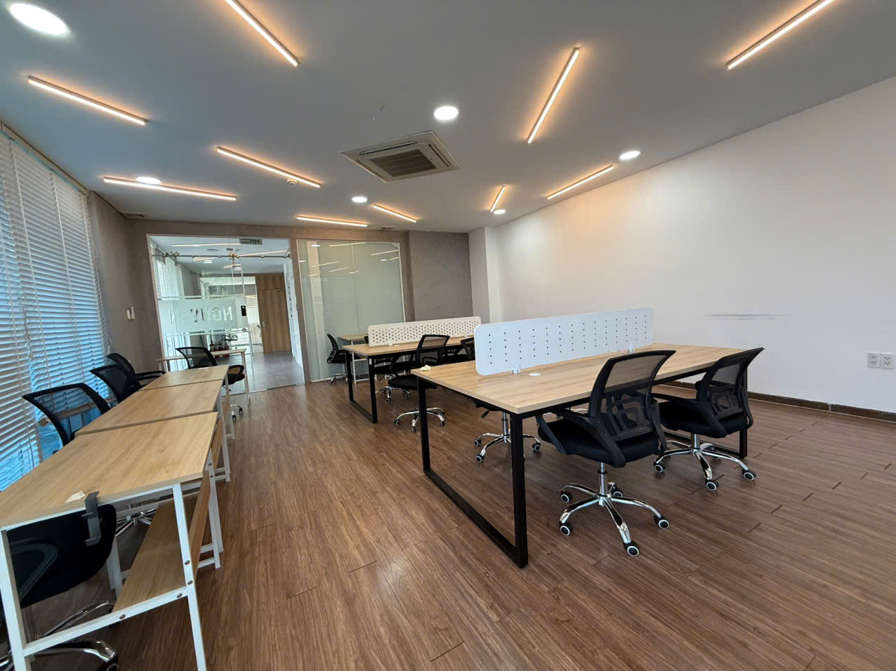 CHO THUÊ VĂN PHÒNG TẦNG 3 CĂN GÓC SALA - FULL THIẾT BỊ VÀ DỊCH VỤ - Hình ảnh 3