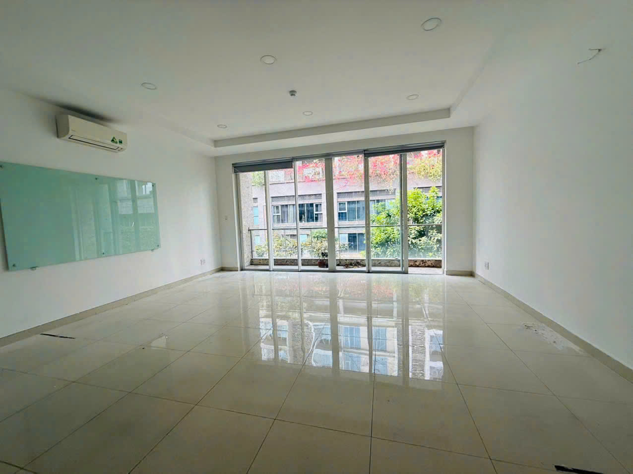 Cho thuê nhà số 28 đường B2, 115 triệu, 8 phòng, hầm riêng. - Hình ảnh 5