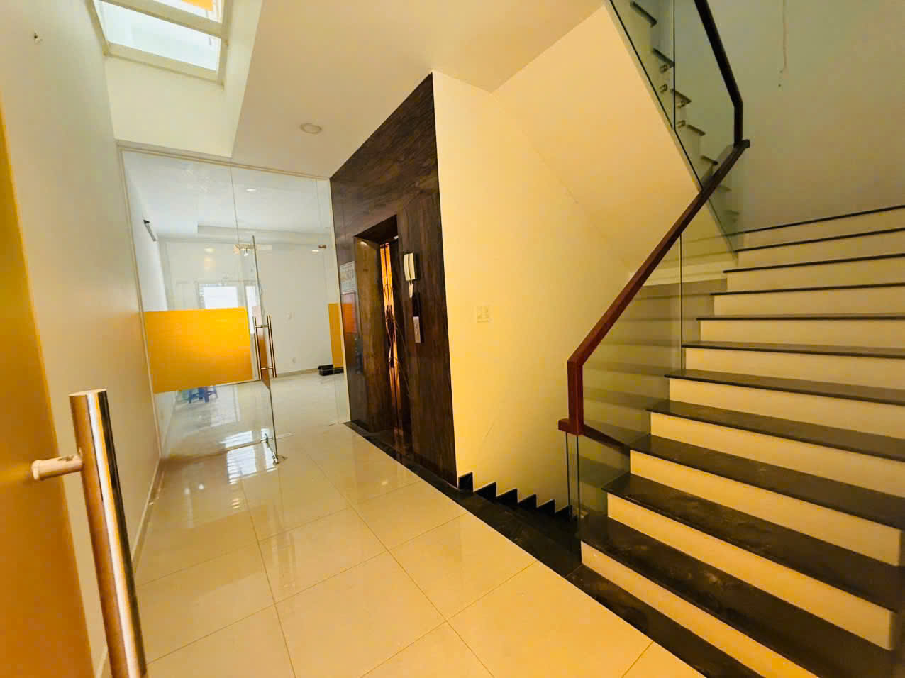 Cho thuê nhà số 28 đường B2, 115 triệu, 8 phòng, hầm riêng. - Hình ảnh 3