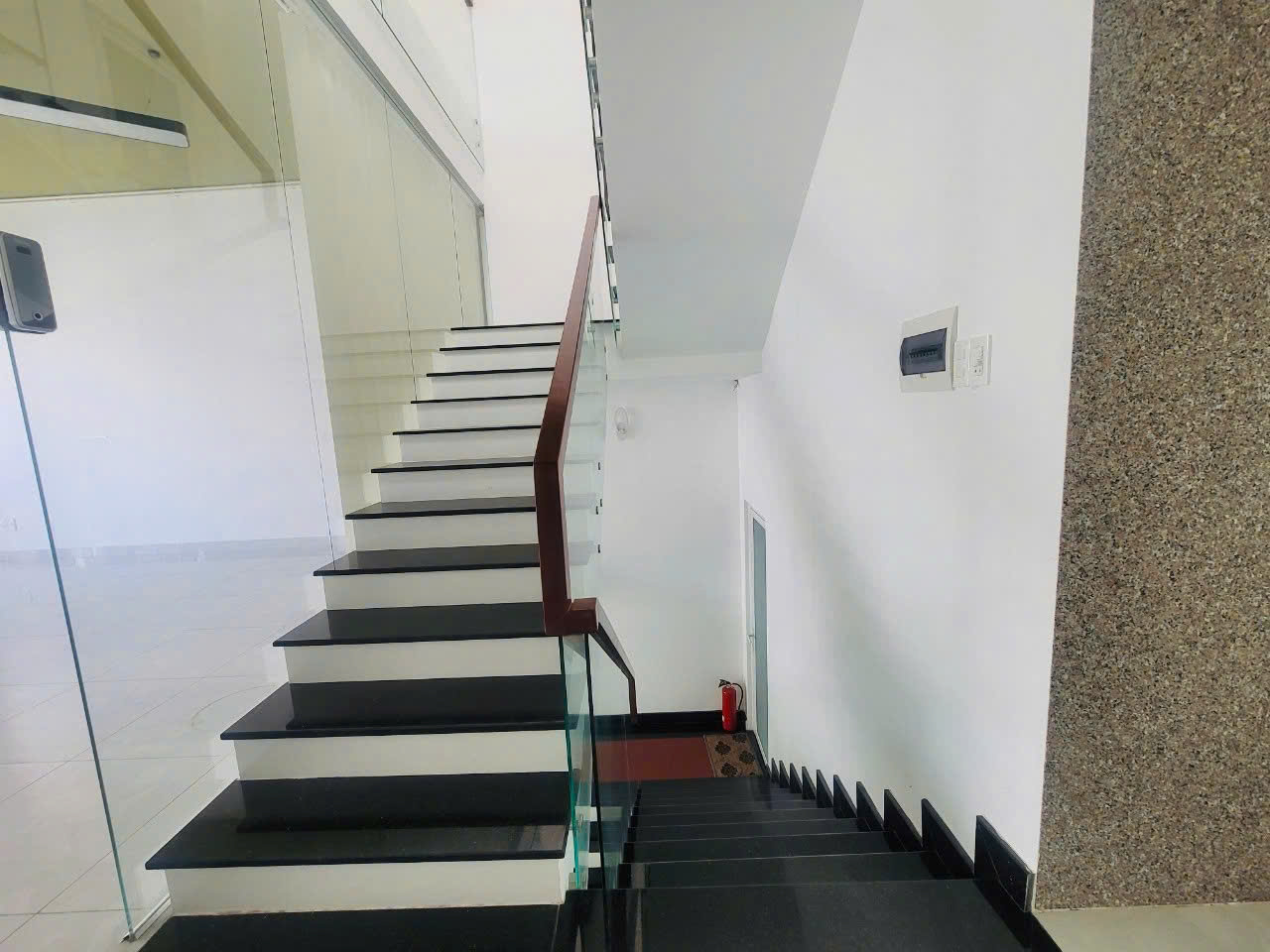 Cho Thuê 210m2 số 45 Đ/số 10, Có Tầng Trệt, Hầm, Chủ nhà thiện chí dễ thương, nhà sạch sẽ - Hình ảnh 3