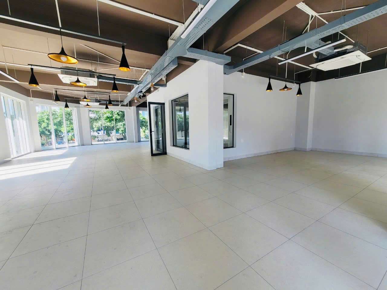 Cho thuê nhà số 40-42 Đường B4, Giá 300tr, cặp căn góc, thang máy, máy lạnh, nhà đẹp - Hình ảnh 3