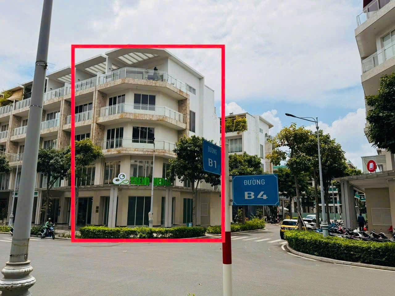 Cho thuê nhà số 40-42 Đường B4, Giá 300tr, cặp căn góc, thang máy, máy lạnh, nhà đẹp