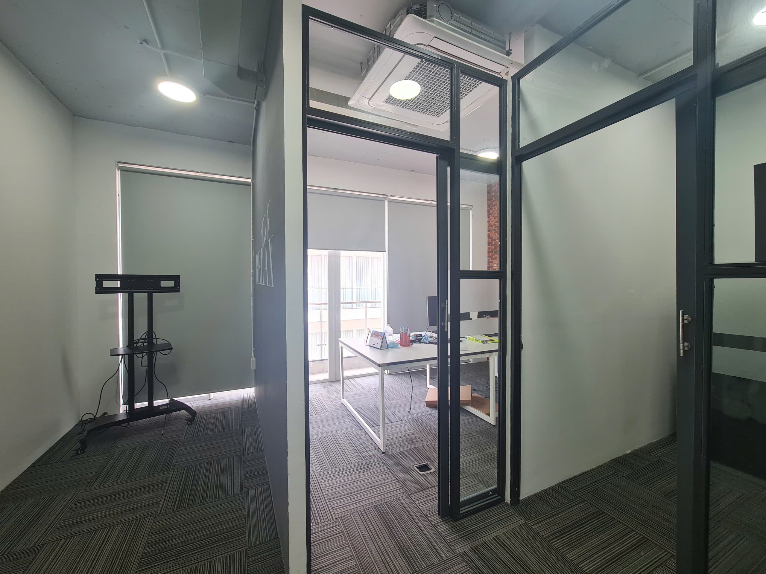 CHO THUÊ VP 25M2 - FULL NỘI THẤT - CÓ NGĂN PHÒNG - 20 TRIỆU GỒM CÁC CHI PHÍ - Hình ảnh 3