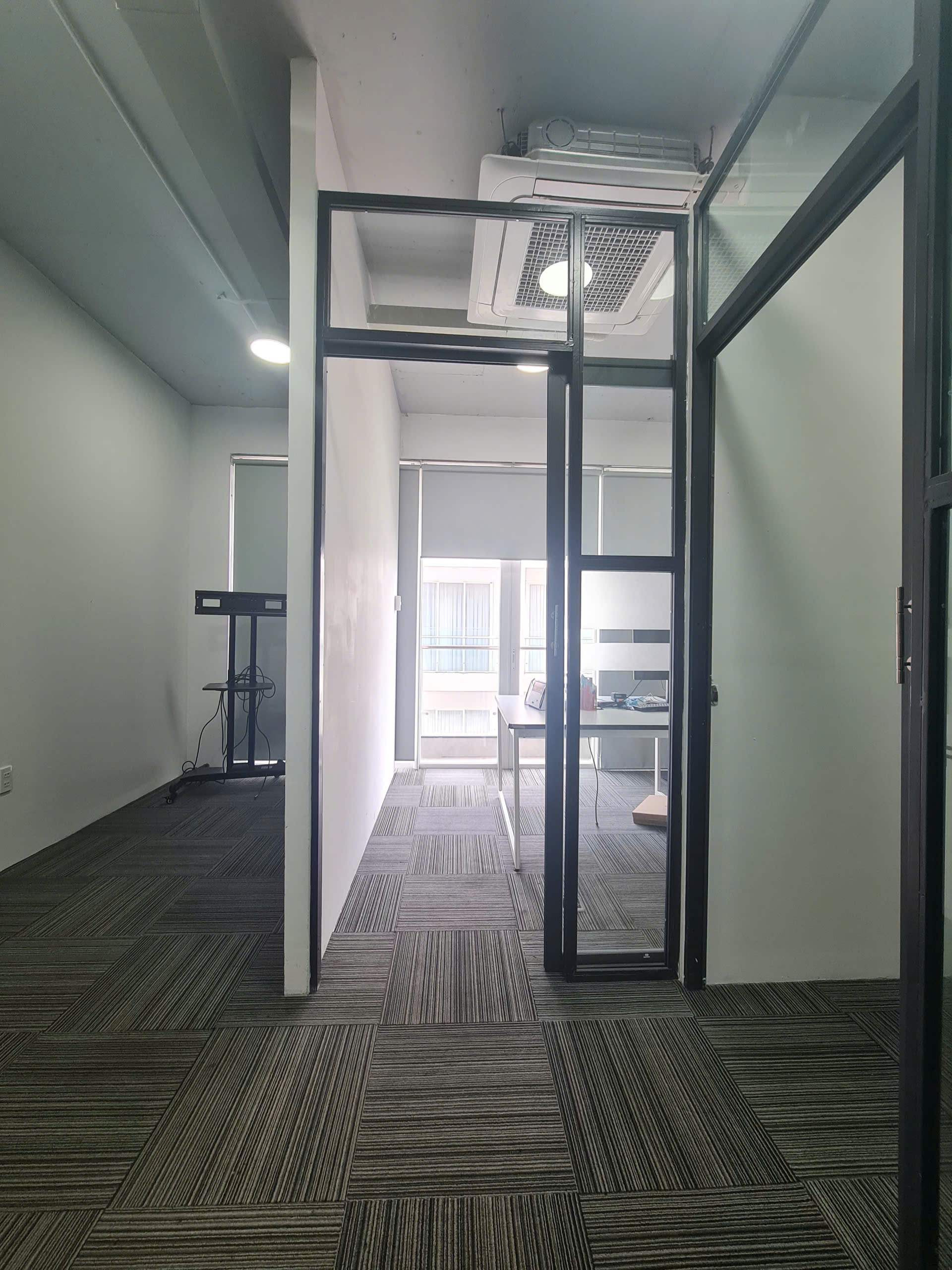 CHO THUÊ VP 25M2 - FULL NỘI THẤT - CÓ NGĂN PHÒNG - 20 TRIỆU GỒM CÁC CHI PHÍ - Hình ảnh 4