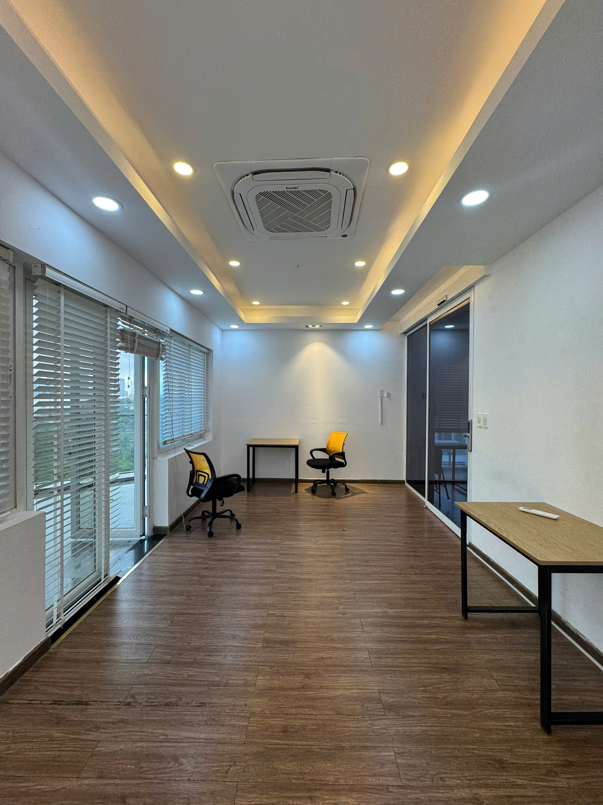 CHO THUÊ VĂN PHÒNG 20M2 - CÓ NỘI THẤT - GIÁ CHỈ 14TR GỒM CÁC CHI PHÍ